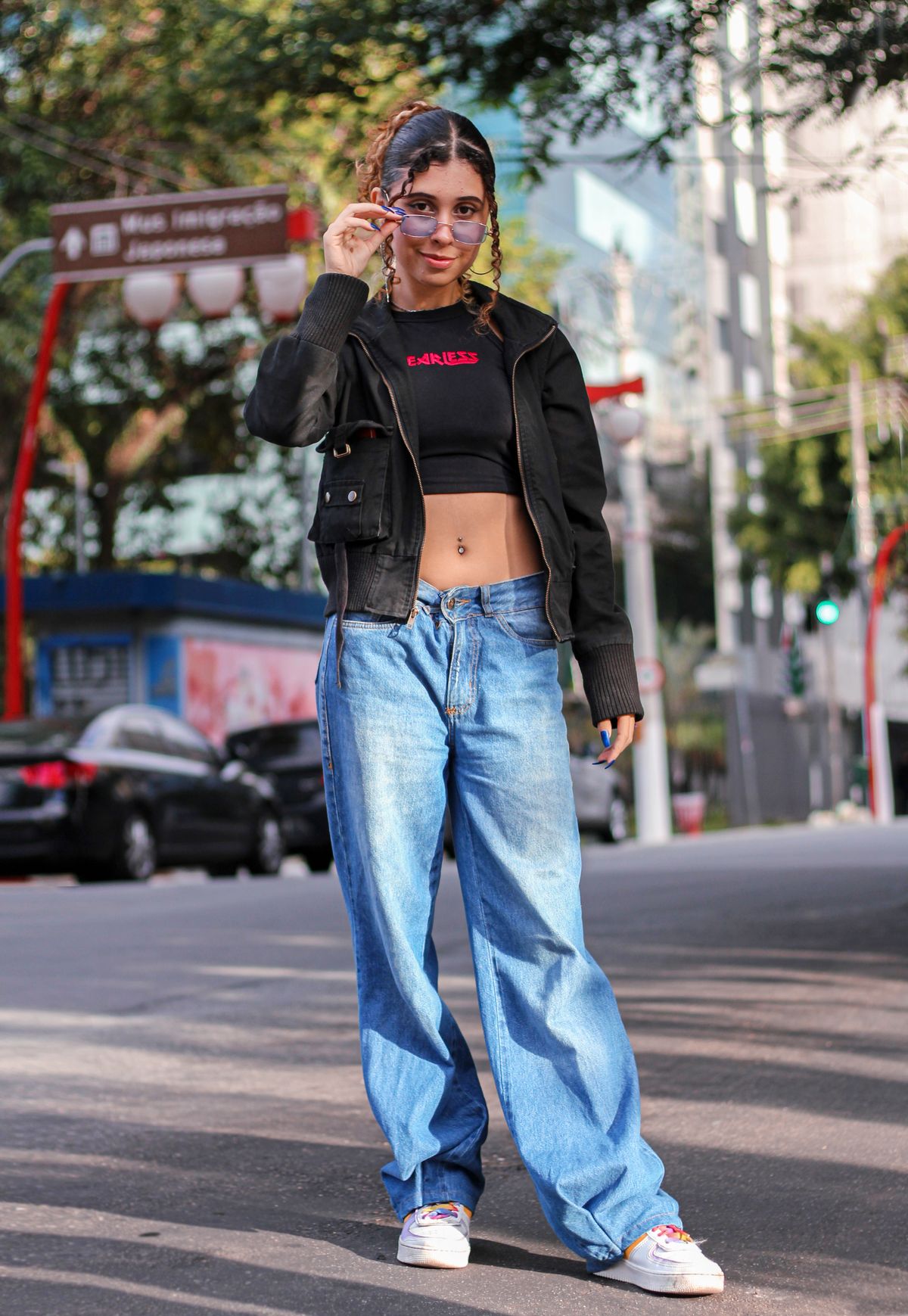 Woman wearing baggy jeans with a fitted bodysuit and strappy heels for an evening look