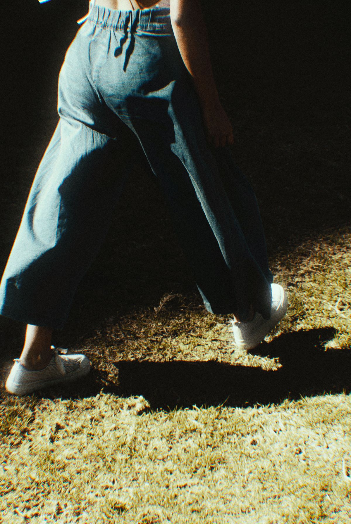 Woman wearing baggy jeans with a crisp white t-shirt and an oversized blazer