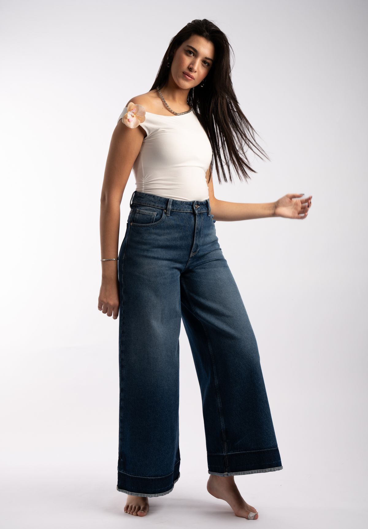Woman wearing baggy jeans with a chunky oversized knit sweater